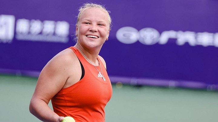Шнайдер обыграла Фернандес и вышла в четвертьфинал турнира в Чарльстоне